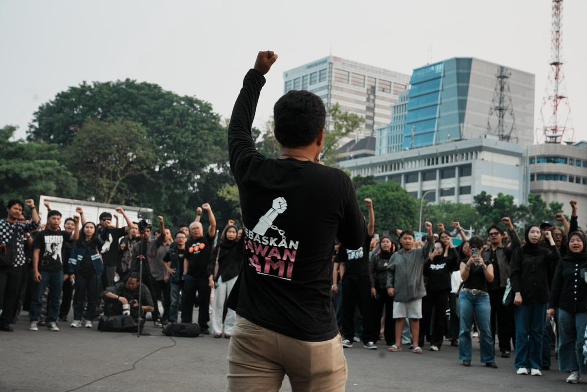 sumarsih11's tweet photo. Ayo @AksiKamisan lagi! Kondisi demokrasi smakin memburuk

Ktika kritik trus dianggap gangguan &amp;ancaman bagi negara, maka yg sedang diptaruhkan bukan hanya kbebasan bpendpt tapi masa depan demokrasi itu sendiri.
@dipanggilwawan krbn Semanggi I-13 November 1998 https://t.co/2qPbvBMaRT