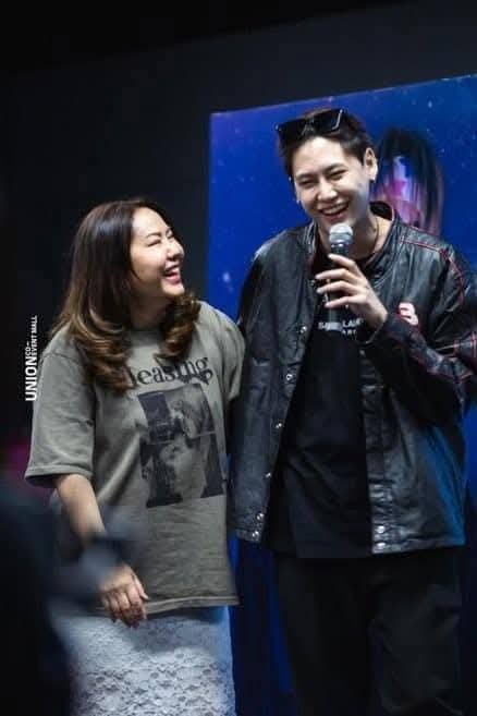 Ma_joy1981's tweet photo. 555น้องเปรมมมมม..ไม่แปลกใจทำไมคุณแม่สนิทกะหนุ่มเมืองเพชร..คุยอีสานถูกคอนี่เองง

#KatanyuTonight
#BounPrem https://t.co/EBGKBKx0LG