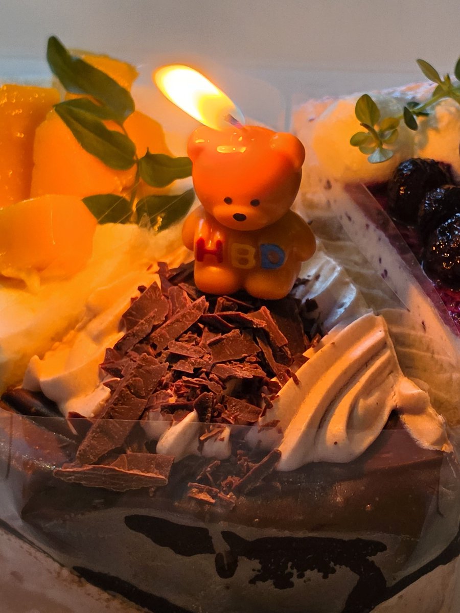 silentstarsnk2's tweet photo. SUNOO CELEBRATED HIS BIRTHDAY WITH HIS FAMILY🥹🥹

🦊 I'm heading off to work now after seeing my family!
🦊 I was planning to convert them into Ube fans, but all the shops opened too late, so I just ended up eating regular waffles
🦊 And noona gave me a birthday presents she basically gave me a whole bunch of Shin-chan stuff ㅎ