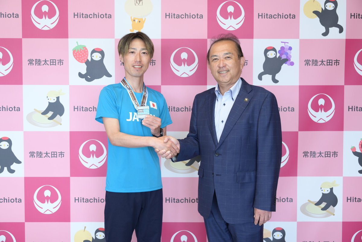 hitachiotacity's tweet photo. ＼㊗️銀メダル獲得🥈✨／
常陸太田アンバサダーの菊池裕樹さんが昨日、市長を表敬訪問しました。菊池さんは「IAU24時間走アジア・オセアニア選手権」に日本代表として出場し、男子個人で6位、男子団体では銀メダルを獲得しました👏
今後のご活躍も応援しています📣
＃ウルトラマラソン https://t.co/gxif1ZCQaK