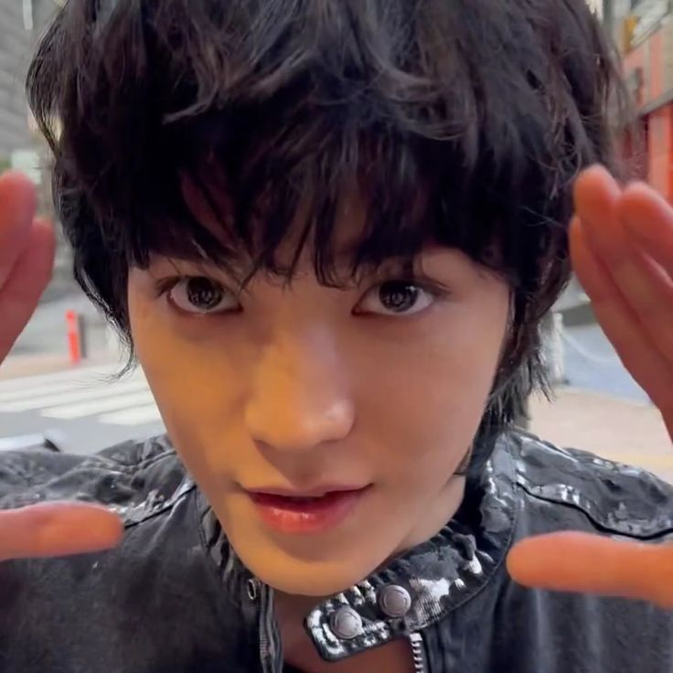 pick_pickmeup's tweet photo. ผมดำก็น่ารักได้หล่อได้เหมือนกันอะ ขอให้น้องมันได้เว้นจากการทำสีบ้างเถอะ เดมาเป็นสิบปีเปลี่ยนสีผมจนช่างพูดเองว่าเปลี่ยนบ่อยมากแทบทุกคอนเซปต์ต้องจับเปลี่ยนสีตลอด หนังหัวคนมันจะทนกับสารเคมีได้ขนาดไหนอะ ละนี่มันเจ็บจนน้ำตาซึม ผิวระคายเคืองจนเลือดซึมแล้วอะมึง มึงพอเถอะ การเป็นวิชวลมันไม่ง่ายแบบที่น้องบอกจริงๆนั่นแหละ อยากกอดน้องแทยงแน่นๆเลยอะ ยิ่งตอนช่างบอกถ้ามันเป็นคอนเซปต์ของงานเขทก็ยอมทนต่อความเจ็บ กูอยากร้องจริงๆมันไม่ควรมีใครต้องมาทนเจ็บแบบนี้มั้ยวะ