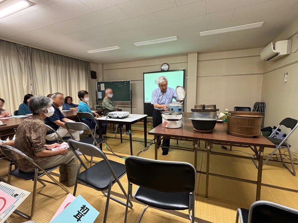 tonaminobunka's tweet photo. 🏃‍♂️〜出前講座へ行ってきました〜🏃‍♂️

今回は方言をテーマに、桜木町公民館にて🌸

羽釜、おひつ、炊飯器といったモノの進化も実際に見てもらいながら聞いていただき、おもしろかった！との感想もいただきました！
ありがとうございました🙏

#砺波市 #民具 #方言 https://t.co/pTdGhwFPM8
