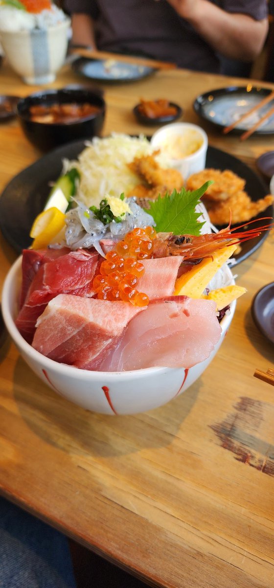 72key_krr's tweet photo. 今日は小田原で海鮮ランチ！
いしだ商店で大満足🎶 https://t.co/7Beca85Lum