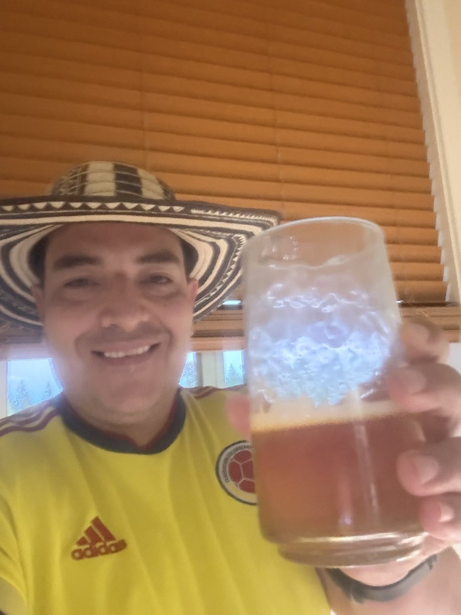 csurubio's tweet photo. @FCFSeleccionCol Gracias equipo. Gracias #TrabajoEnEquipo, #SomosUno #UnidosSomosMas. #EnCristoTodoLoPuedo. #CristoEsRey #UnPuebloUnido #SomosTigres #Colombia. #SiHayEquipo. #BrindemosPorNuestraPatria. https://t.co/j2m871XbnD