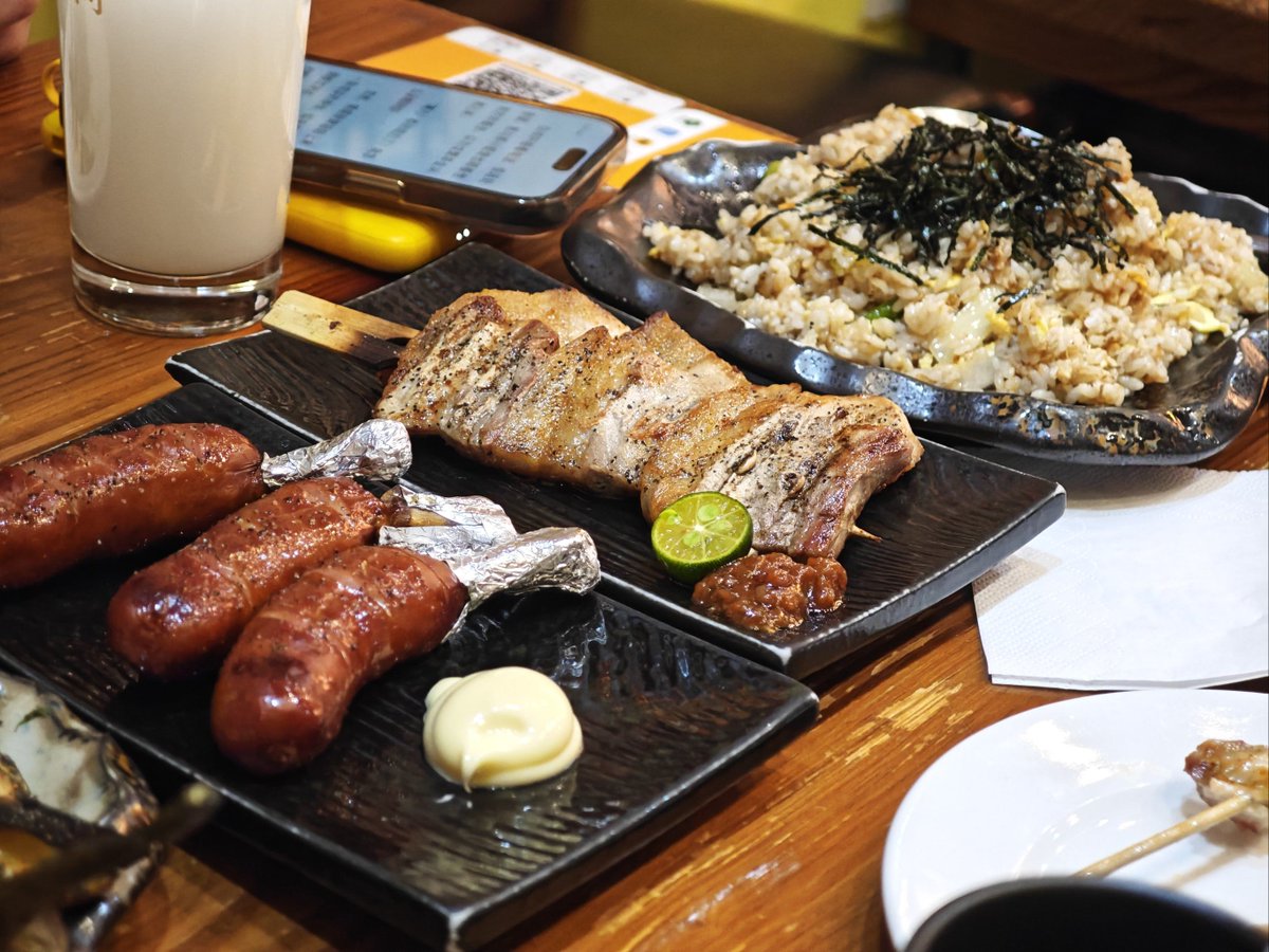 DUAA3WKYDmHyGIU's tweet photo. [Late-night diner warm-up: a bowl of oden steaming gently under the dim lamp, the only light for miles, mending tired souls one savory bite at a time.]， https://t.co/mrMuVVe4Y1