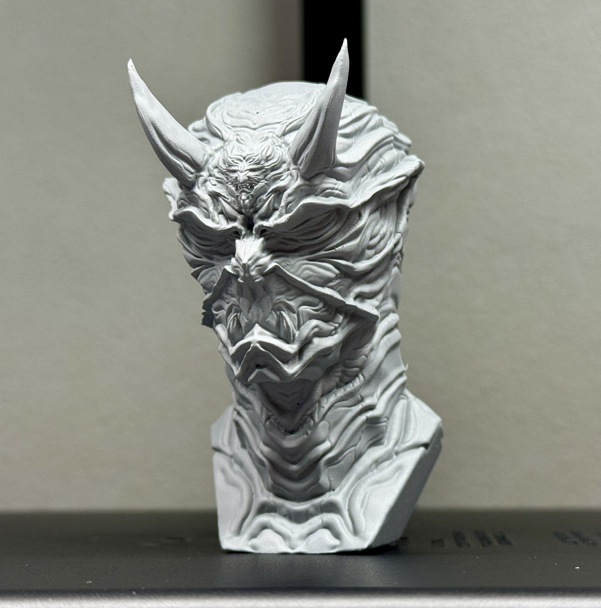 numakurobuchi's tweet photo. Zbrush for iPadの練習で作った響鬼の印刷完了！！いやー初めてiPadで作ったけどやっぱ作りやすかった。スカルプトでちゃんと完成させたの初めてだ・・・。メカばっか作ってたけど生物系も楽しいなぁ。これは色も塗ろう。 https://t.co/KHpgdvoVpg
