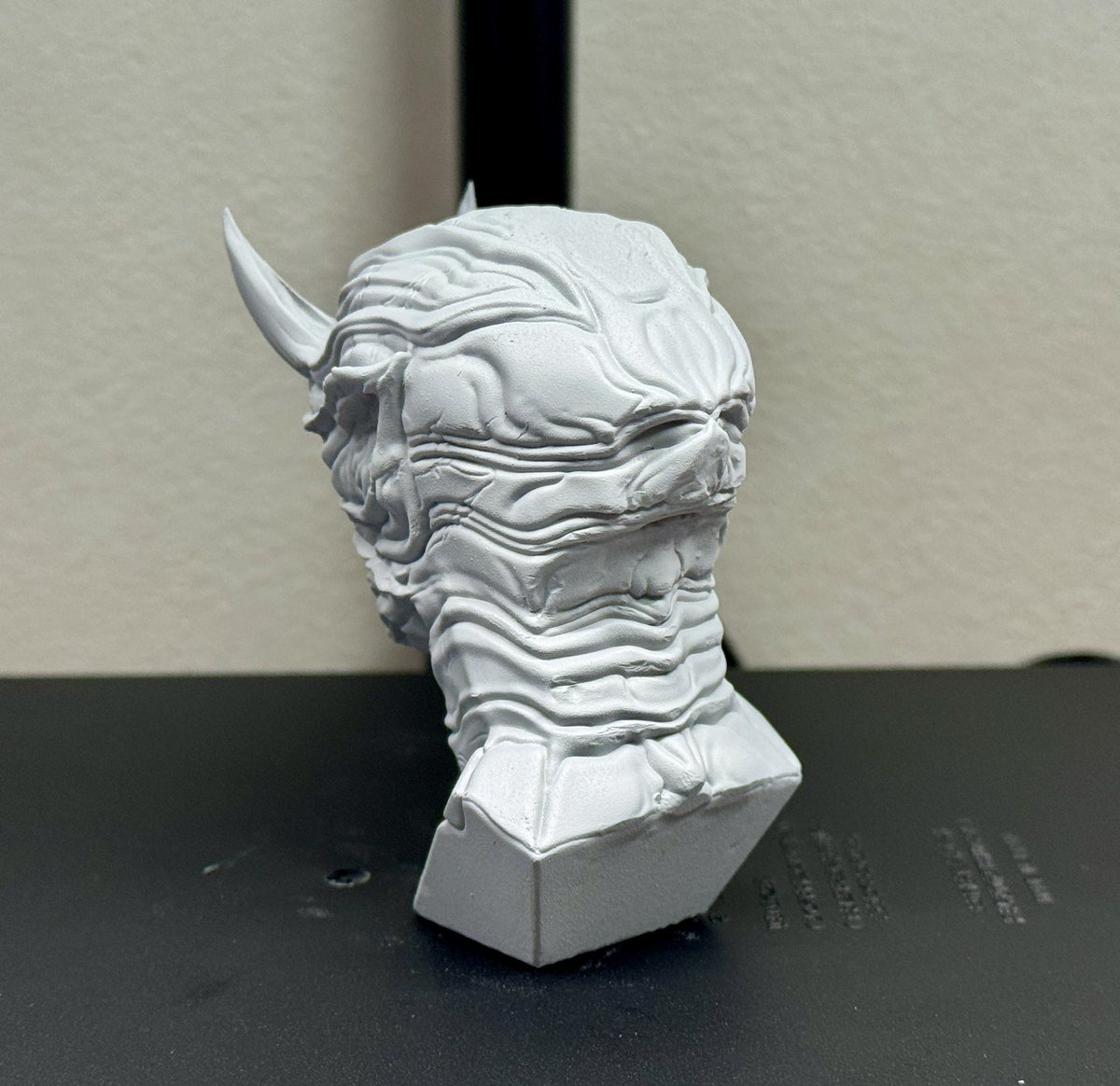 numakurobuchi's tweet photo. Zbrush for iPadの練習で作った響鬼の印刷完了！！いやー初めてiPadで作ったけどやっぱ作りやすかった。スカルプトでちゃんと完成させたの初めてだ・・・。メカばっか作ってたけど生物系も楽しいなぁ。これは色も塗ろう。 https://t.co/KHpgdvoVpg