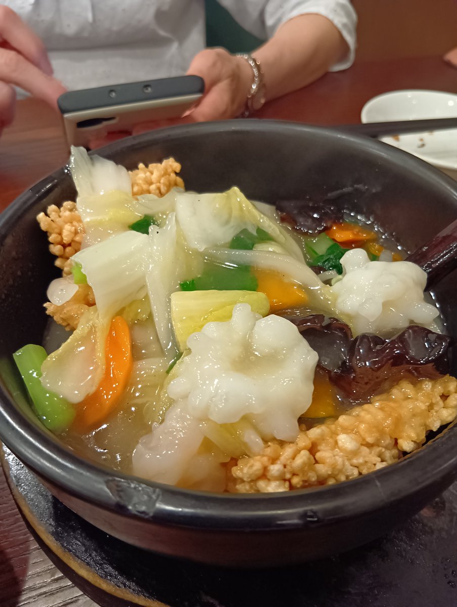 iemeshi_simon's tweet photo. ＃町中華
＃皇家小籠包
近頃の”町中華”の定義とはいささか違うが、価格が町中華ということで。
あとはメニューを見て、どんなんだ？というものを。
絹ごし豆腐揚げたの、重慶雲呑、茄子の山椒揚げ、海鮮おこげ。
withノンアルビアで4,450円也👏 https://t.co/OwmbLILtxs