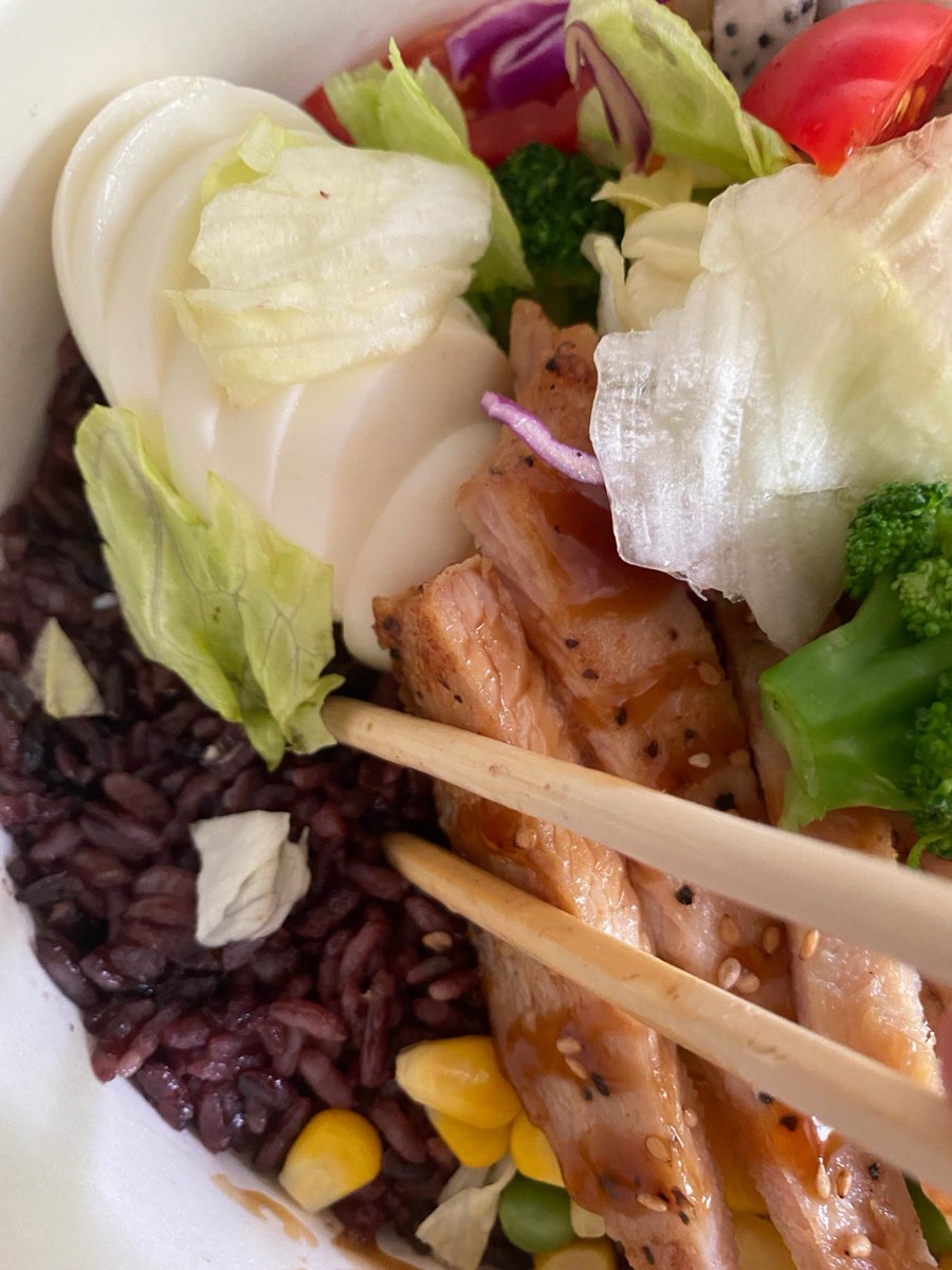 Angelablupik's tweet photo. Tasty homemade vegetable salad with grilled chicken for a light and fresh weekday dinner ， https://t.co/WBcnYQ4078