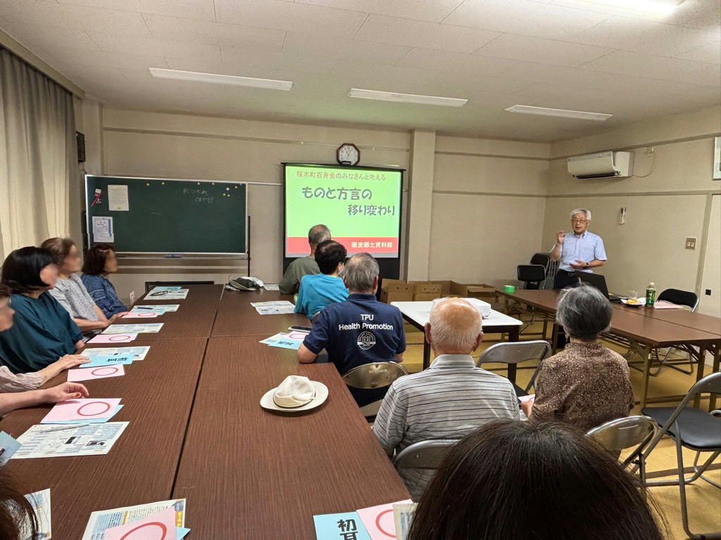 tonaminobunka's tweet photo. 🏃‍♂️〜出前講座へ行ってきました〜🏃‍♂️

今回は方言をテーマに、桜木町公民館にて🌸

羽釜、おひつ、炊飯器といったモノの進化も実際に見てもらいながら聞いていただき、おもしろかった！との感想もいただきました！
ありがとうございました🙏

#砺波市 #民具 #方言 https://t.co/pTdGhwFPM8