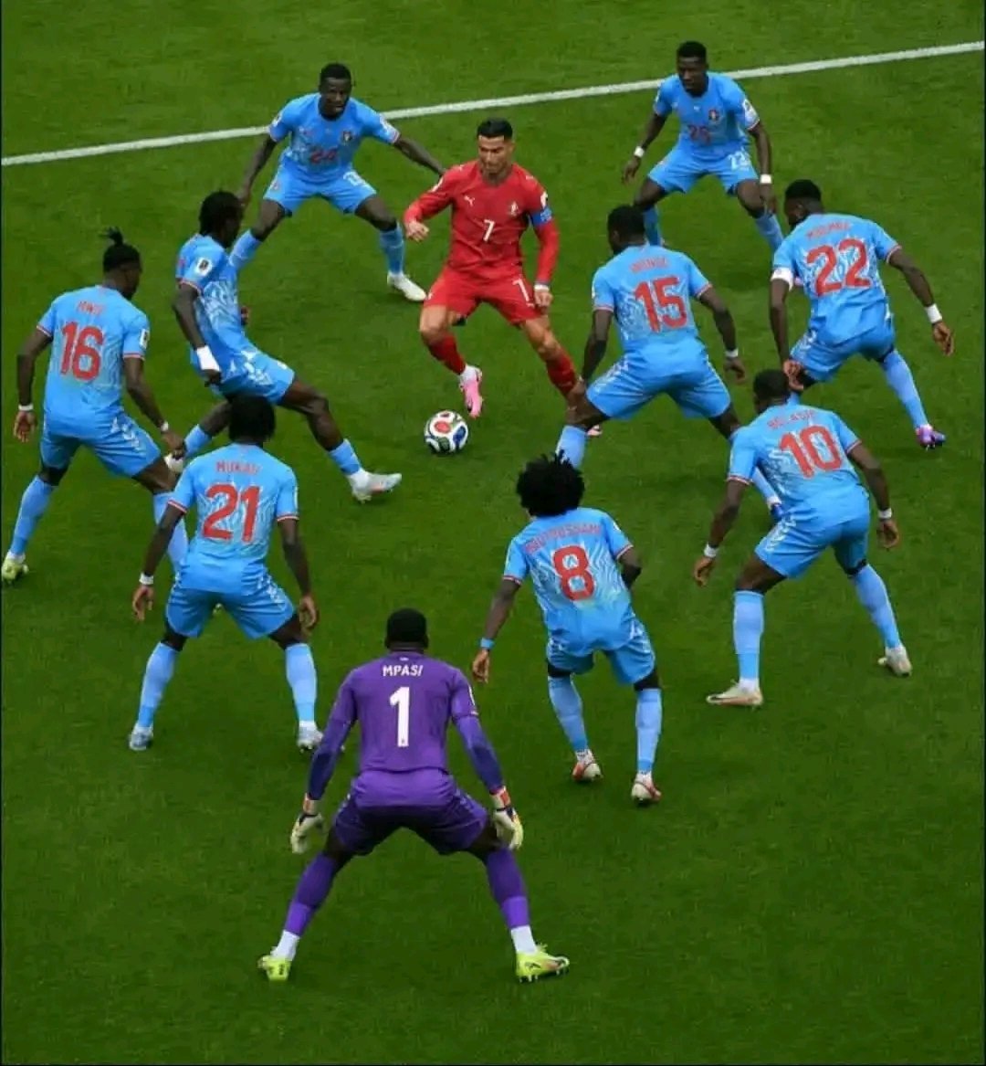 SamorahChauke's tweet photo. How was the GOAT gonna score when the whole team was marking him 😭😭 https://t.co/SMoNnqeKAV