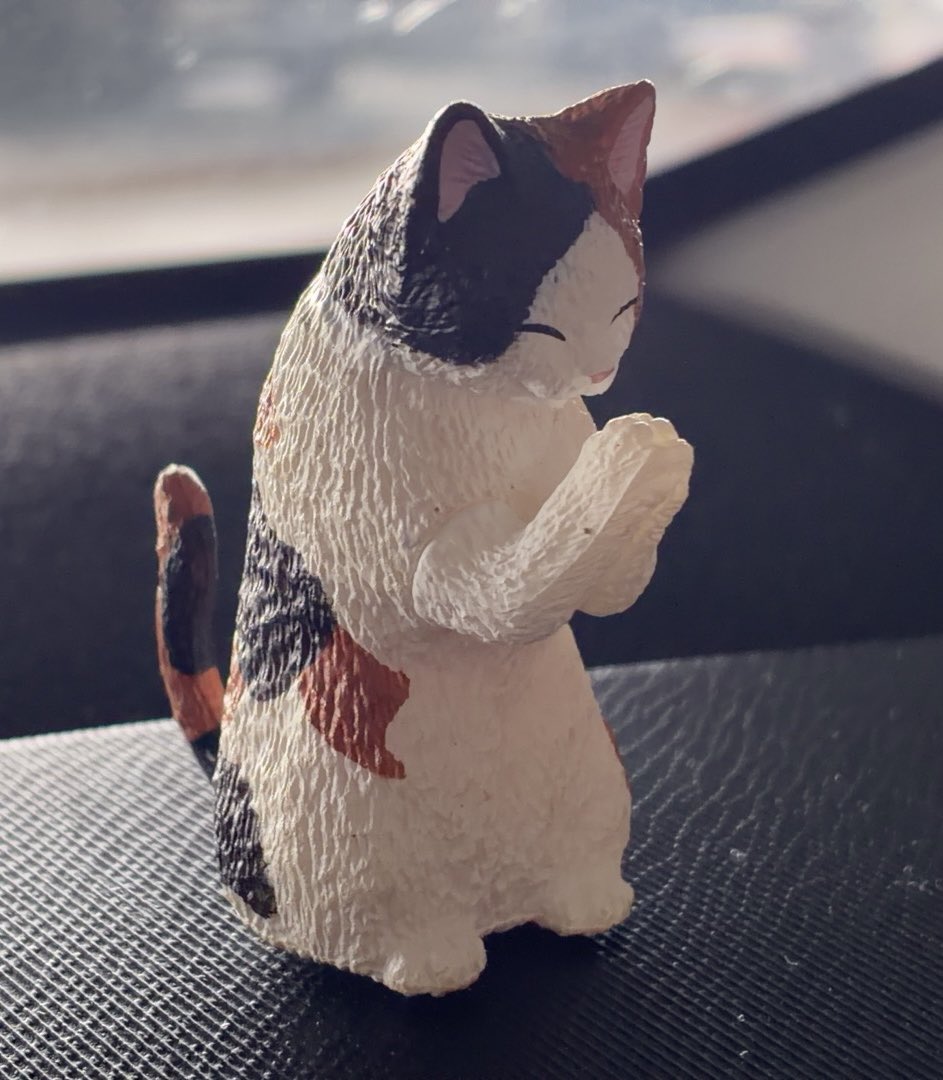 yu52961's tweet photo. めじるしチャームより、こういうガチャガチャが好きだ😻

たまたま見つけた合掌猫🐈

三毛猫出ました✨ https://t.co/BAVZCimomG