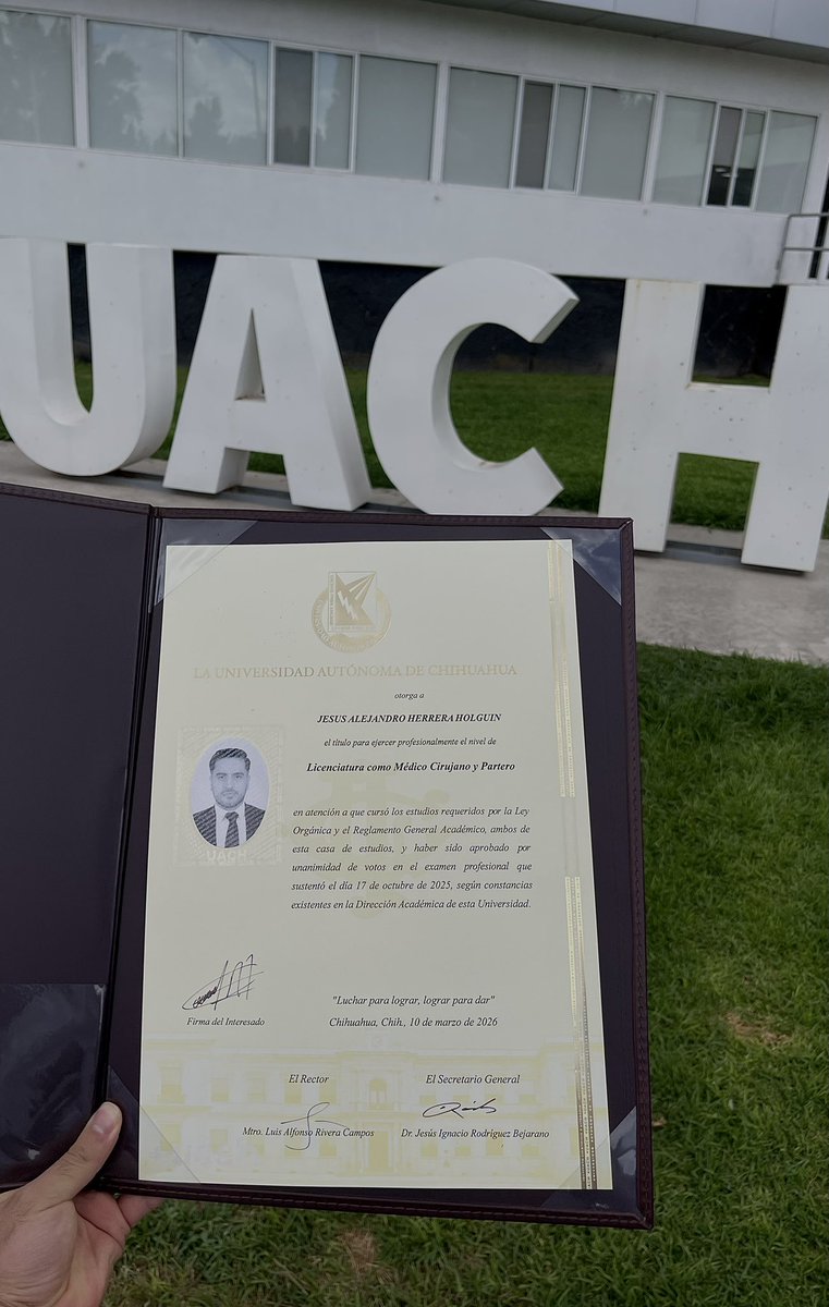 jalejandrohh's tweet photo. ¡Soy médico! Hoy recogí mi título.

Un recordatorio de que, aunque haya días cansados, cada esfuerzo cuenta y cada paso te acerca más a donde quieres estar. Lo estás haciendo bien.

P.D. Prometo volver en 4 años y voy a citar este tweet diciendo: ¡Soy Ginecólogo y Obstetra! 🤞🏻🤞🏻 https://t.co/uNER35riYU
