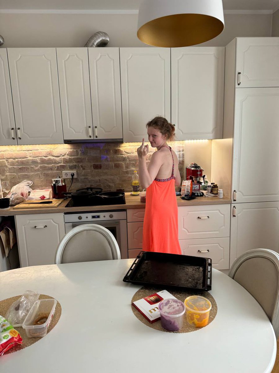 Candyscimo's tweet photo. Housewife on her duty🥰 https://t.co/wWXFtYIxHC