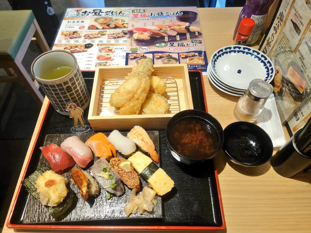 gracechan525's tweet photo. 今日はお昼休み窓口当番だったので、今からランチです☀️🍴
至福の天ぷらセット1,600円💴
（アンケートクーポンで200円引）
夜間延長窓口当番で20:00までお仕事なので、しっかり食べときます🍣
いただきます🍴🙏 https://t.co/SZxHzTdoPR