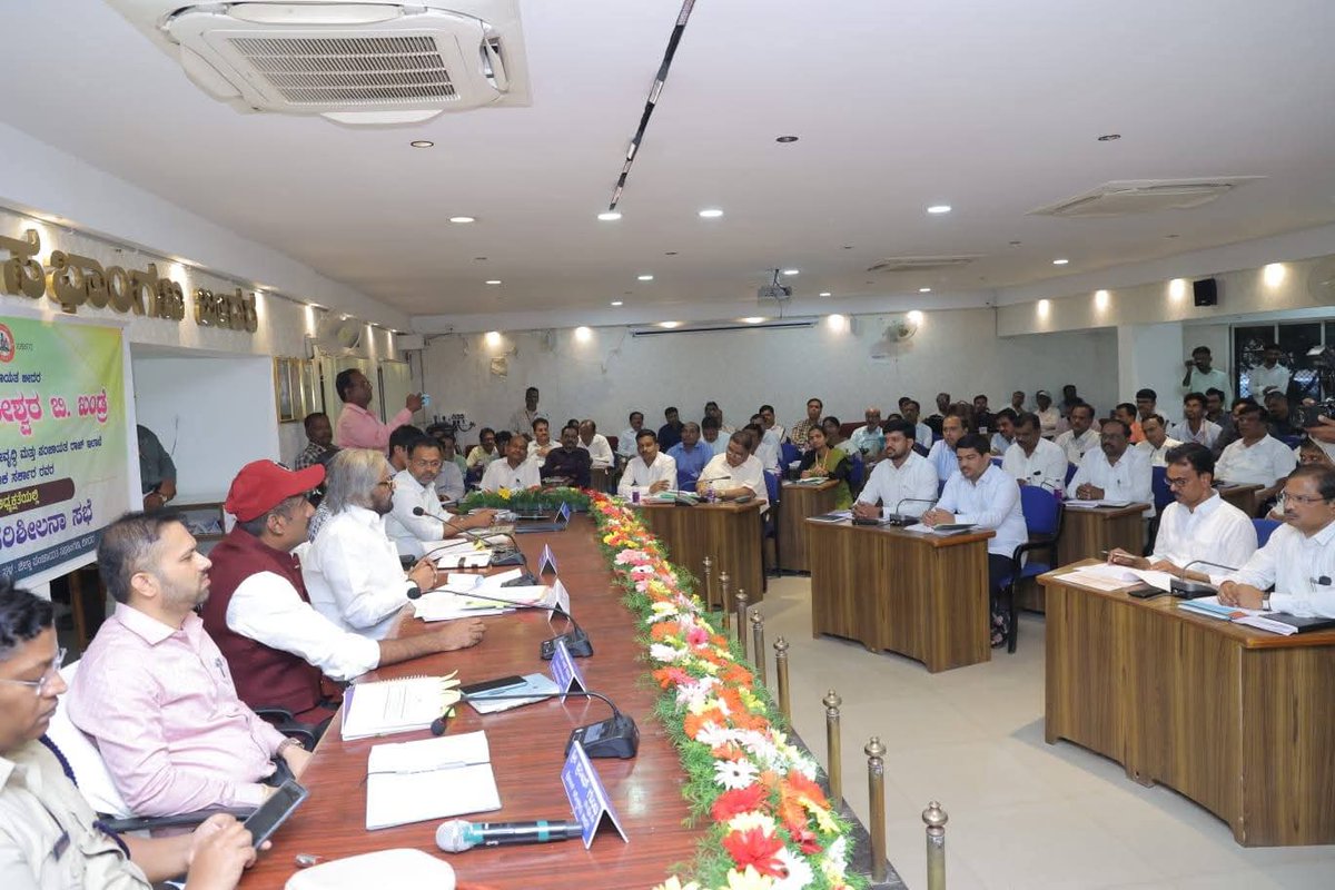 ceozpbidar's tweet photo. ದಿನಾಂಕ - 15.06.2026 ರಂದು ಜಿಲ್ಲಾ ಪಂಚಾಯತ ಬೀದರ ಕಚೇರಿ ಸಭಾಂಗಣದಲ್ಲಿ, ಮಾನ್ಯ ಗ್ರಾಮೀಣಾಭಿವೃದ್ಧಿ ಮತ್ತು ಪಂಚಾಯತ್ ರಾಜ್ ಇಲಾಖೆ ಸಚಿವರ ಅಧ್ಯಕ್ಷತೆಯಲ್ಲಿ ಜರುಗಿದ, ವಿವಿಧ ಯೋಜನೆಗಳ ಪ್ರಗತಿ ಪರಿಶೀಲನಾ ಸಭೆಯಲ್ಲಿ ಭಾಗವಹಿಸಲಾಯಿತು.@SagarKhandre12 @eshwar_khandre https://t.co/mdTg0mlDZA