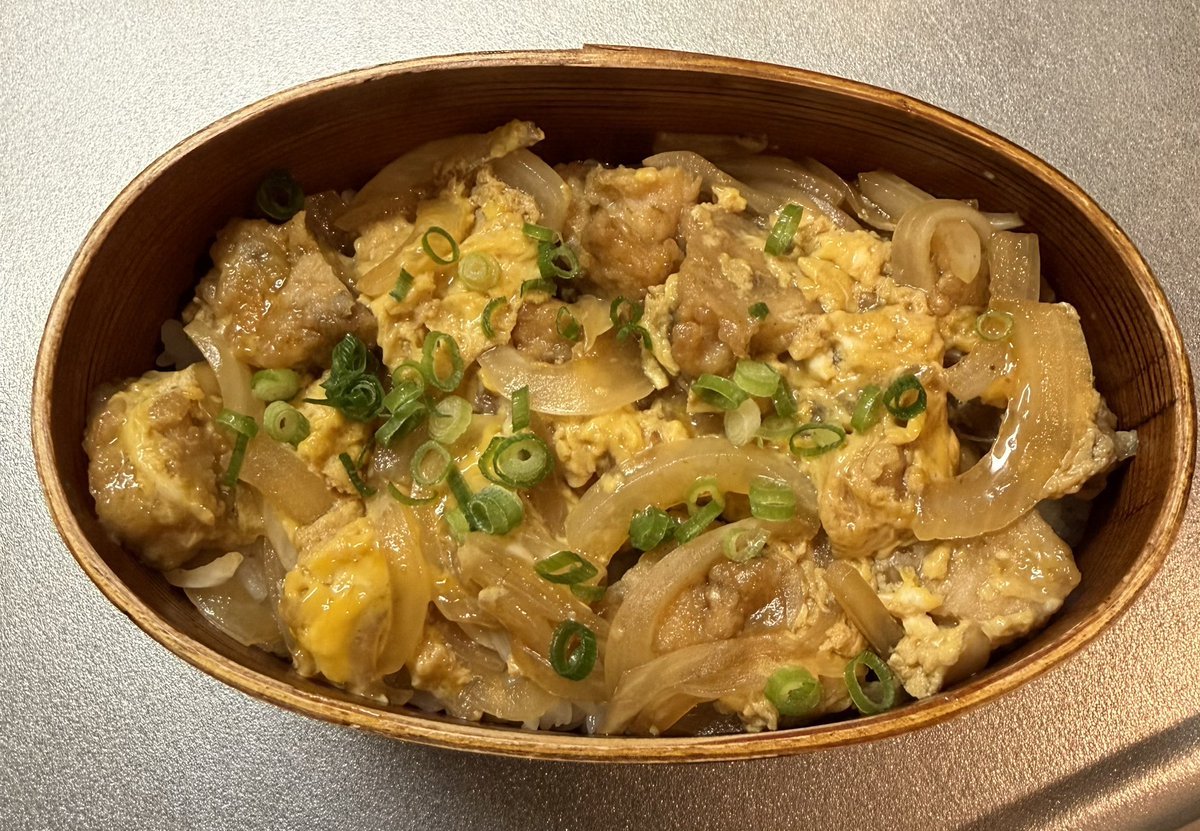 nao877's tweet photo. 今日は唐揚げ丼〜
いつまで続くかな？笑

#お弁当記録
#曲げわっぱ https://t.co/FLyI8JNrha