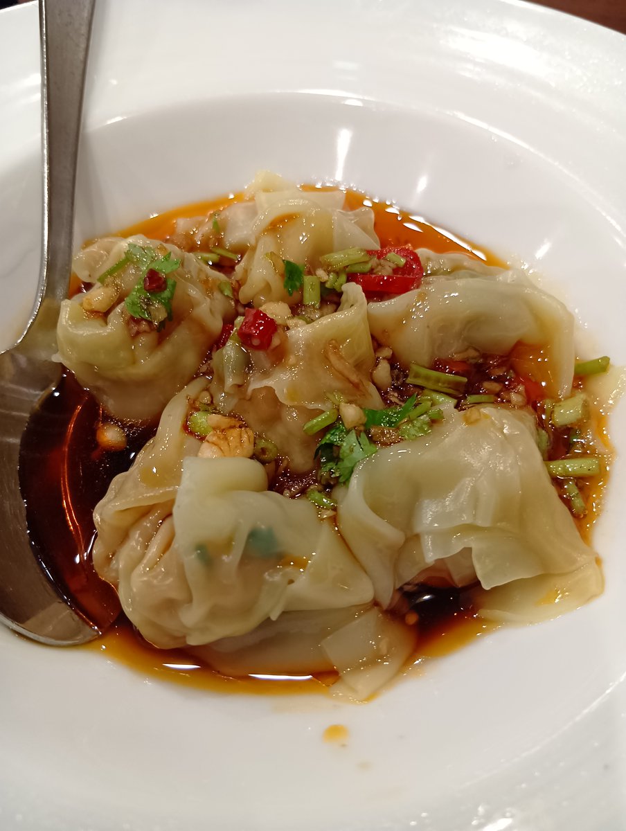 iemeshi_simon's tweet photo. ＃町中華
＃皇家小籠包
近頃の”町中華”の定義とはいささか違うが、価格が町中華ということで。
あとはメニューを見て、どんなんだ？というものを。
絹ごし豆腐揚げたの、重慶雲呑、茄子の山椒揚げ、海鮮おこげ。
withノンアルビアで4,450円也👏 https://t.co/OwmbLILtxs