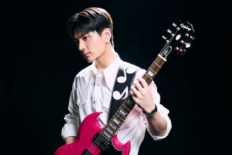 Bluejays_INA's tweet photo. 260618 | JAY ARTIKEL 

Merek gitar Epiphone akan merilis model khas JAY ENHYPEN "Epiphone Jay "Raoul" SG Tribute Plus" di Korea dan Jepang.

🐈‍⬛ : Kepada para fans yang selalu mendukungku, dan juga kepada semua orang yang telah menyaksikan perjalananku sejak aku masih belum mahir bermain gitar. Aku harap kalian dapat merasakan waktu, usaha, dan perasaan yang aku lalui hingga akhirnya bisa berkembang sedikit demi sedikit dan berpartisipasi dalam proyek yang luar biasa seperti ini. Melalui gitar ini, aku harap dapat menyampaikan betapa pentingnya terus berusaha, betapa indahnya memiliki mimpi, serta perasaan berdebar dan bersinar yang lahir dari mengejar mimpi tersebut."

📎 https://t.co/rtafQZq9ff

Proud of you jeyi 😭🙌
#제이 #JAY #ジェイ #엔하이픈_제이 #ENHYPEN_JAY @ENHYPEN @ENHYPEN_members