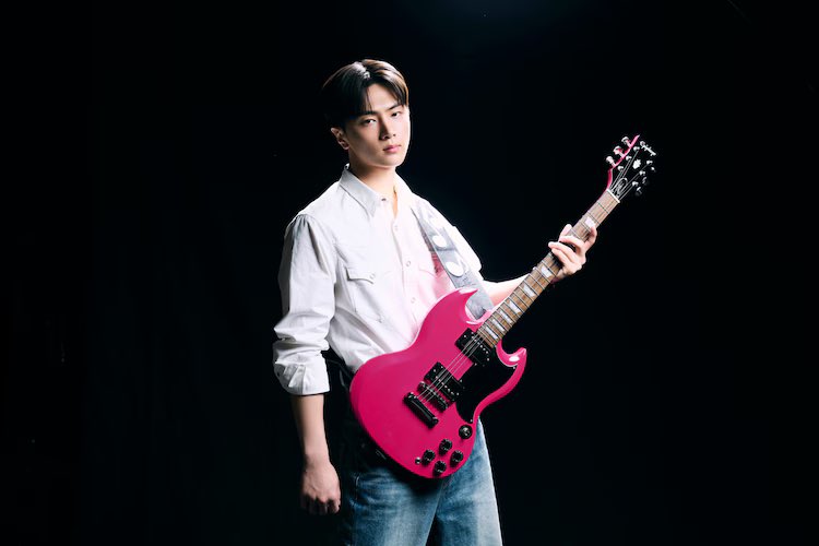 Bluejays_INA's tweet photo. 260618 | JAY ARTIKEL 

Merek gitar Epiphone akan merilis model khas JAY ENHYPEN "Epiphone Jay "Raoul" SG Tribute Plus" di Korea dan Jepang.

🐈‍⬛ : Kepada para fans yang selalu mendukungku, dan juga kepada semua orang yang telah menyaksikan perjalananku sejak aku masih belum mahir bermain gitar. Aku harap kalian dapat merasakan waktu, usaha, dan perasaan yang aku lalui hingga akhirnya bisa berkembang sedikit demi sedikit dan berpartisipasi dalam proyek yang luar biasa seperti ini. Melalui gitar ini, aku harap dapat menyampaikan betapa pentingnya terus berusaha, betapa indahnya memiliki mimpi, serta perasaan berdebar dan bersinar yang lahir dari mengejar mimpi tersebut."

📎 https://t.co/rtafQZq9ff

Proud of you jeyi 😭🙌
#제이 #JAY #ジェイ #엔하이픈_제이 #ENHYPEN_JAY @ENHYPEN @ENHYPEN_members