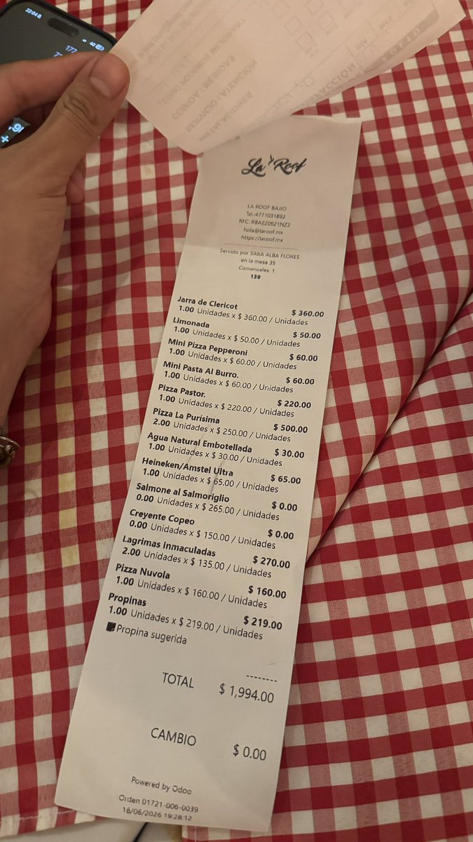 MrPresident3p's tweet photo. @Profeco Que no es opcional  dejar propina? Este restaurante hasta la integra dentro de la cuenta obligatoriamente! @AtencionProfeco https://t.co/J5CqO7SMeM