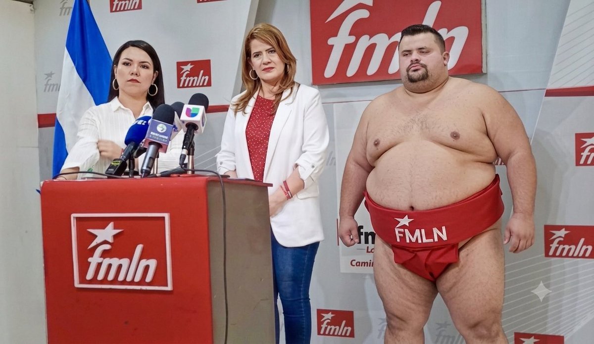 JarvisAntoni's tweet photo. A esto es a lo que le llaman “LA APLANADORA ROJA” 🙈🤪🤣

@FMLNoficial https://t.co/h0yJB7weOC