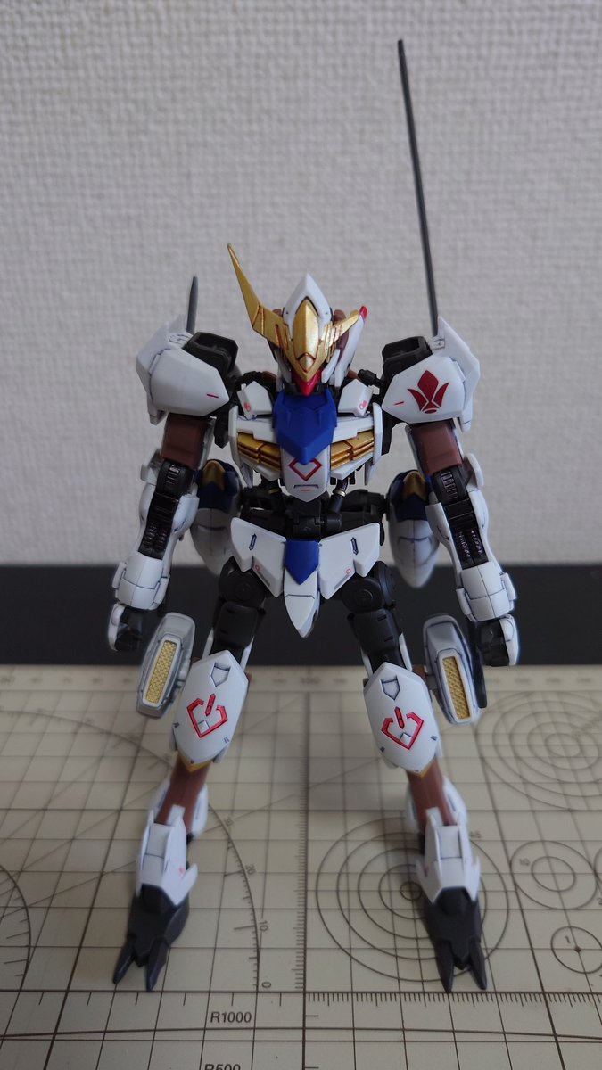 mitama_08TXN's tweet photo. バルバトスアダプト、部分塗装スミ入れ(ｶﾞﾝﾀﾞﾑﾏｰｶｰ)デカール貼りﾄｯﾌﾟｺｰﾄ吹きました。

引越し後塗装ブース無いので、窓を開けて段ボールに向けてやれば行けるかと室内ﾄｯﾌﾟｺｰﾄを試みましたが、吹き返しがヤバイので諦めてベランダで……(ーー;) https://t.co/FASaxX7mPC