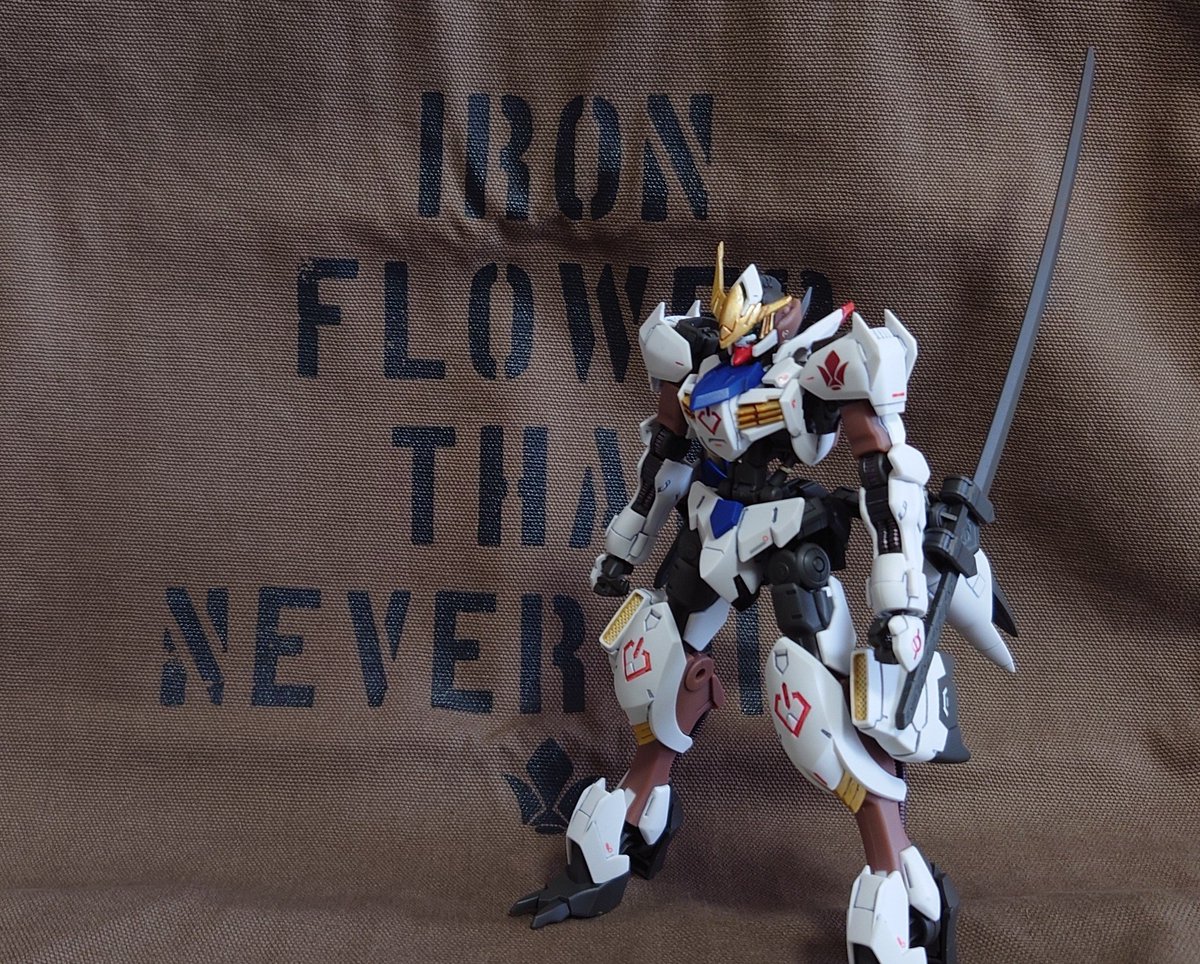 mitama_08TXN's tweet photo. バルバトスアダプト、部分塗装スミ入れ(ｶﾞﾝﾀﾞﾑﾏｰｶｰ)デカール貼りﾄｯﾌﾟｺｰﾄ吹きました。

引越し後塗装ブース無いので、窓を開けて段ボールに向けてやれば行けるかと室内ﾄｯﾌﾟｺｰﾄを試みましたが、吹き返しがヤバイので諦めてベランダで……(ーー;) https://t.co/FASaxX7mPC