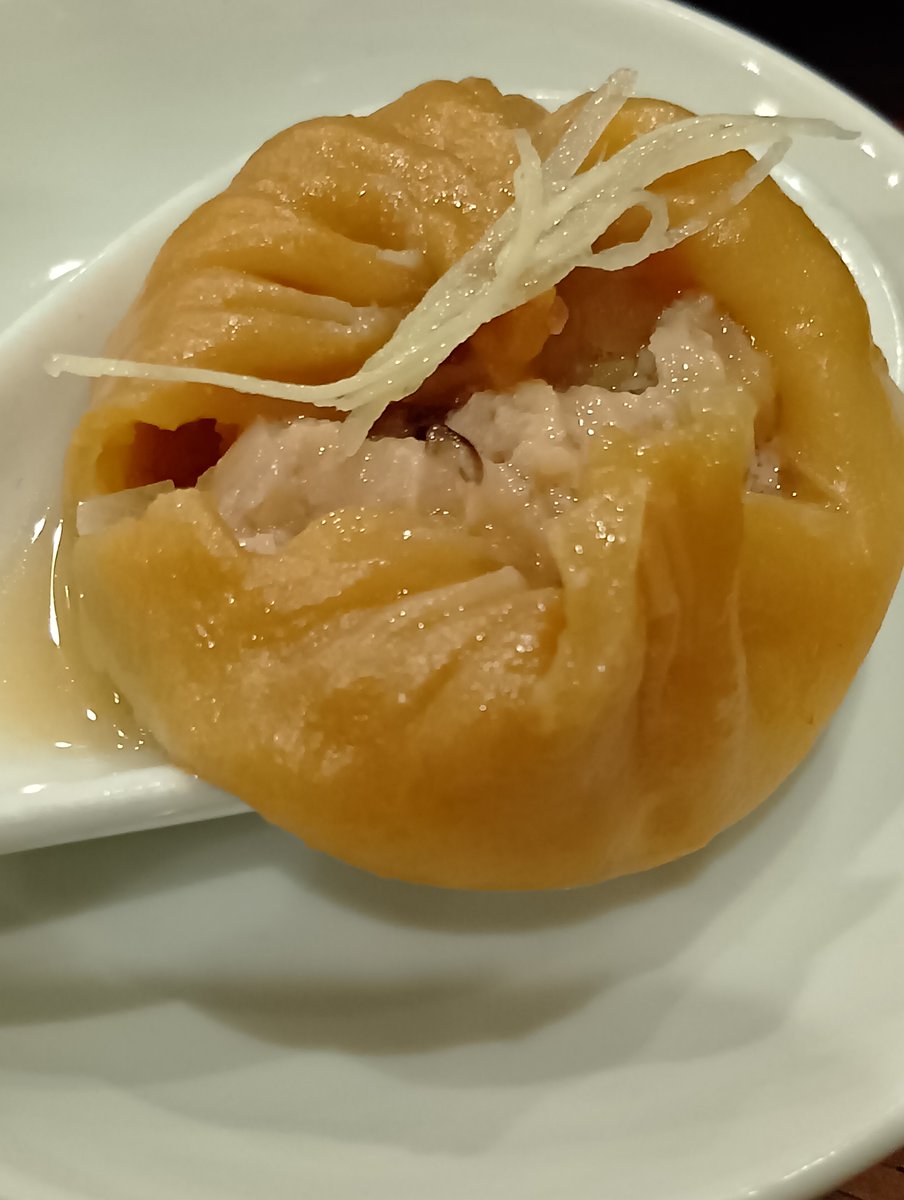 iemeshi_simon's tweet photo. ＃町中華
家から２分の所にあって、外観の趣味が合わなくて行きそびれていた店、カミさん曰く「美味しいらしいよ」で到着した晩ごはんに。
本場のご夫婦が、本場のお店作りのセンスで開業した店。
新目白通りロイホ真ん前。
看板にあるように小籠包が売りの様。
フカヒレとオリジナル。
オリジナル👍 https://t.co/PhfRmeOkew