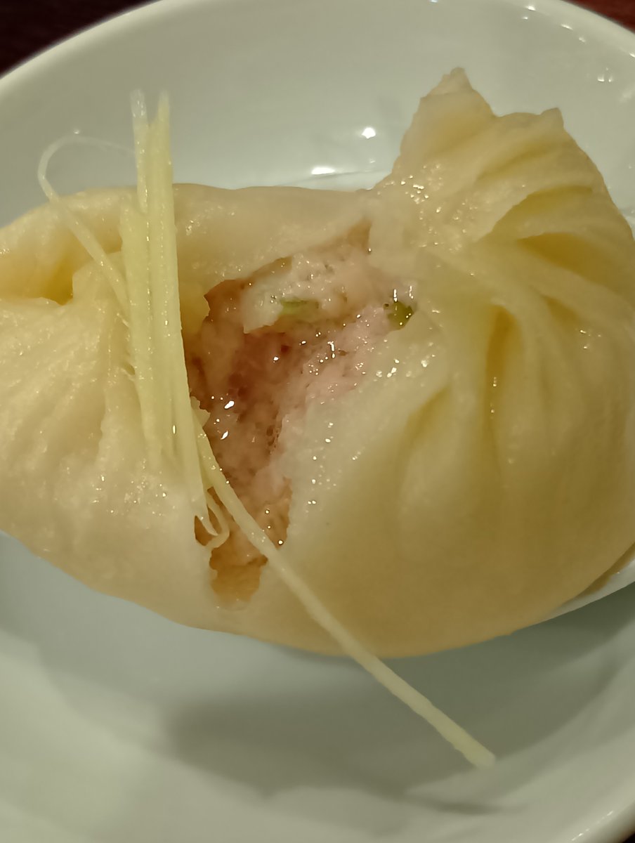 iemeshi_simon's tweet photo. ＃町中華
家から２分の所にあって、外観の趣味が合わなくて行きそびれていた店、カミさん曰く「美味しいらしいよ」で到着した晩ごはんに。
本場のご夫婦が、本場のお店作りのセンスで開業した店。
新目白通りロイホ真ん前。
看板にあるように小籠包が売りの様。
フカヒレとオリジナル。
オリジナル👍 https://t.co/PhfRmeOkew