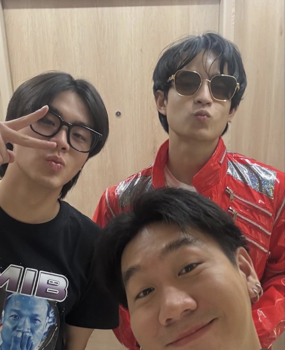 ss_thpon's tweet photo. The director of kiss me remember with barcode and kin 🥹

#barcodetin #KinThanachai https://t.co/66jGoKIV3p