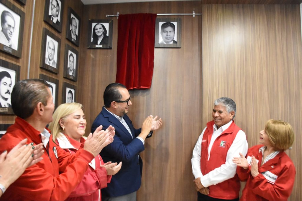 MarcoMendoza_B's tweet photo. Cerramos este día desde el @pri_hidalgo_ en reunión con secretarías, sectores y organizaciones, en la que develamos la fotografía de nuestro ex presidente Martín Quezada, un hombre de partido que ha mostrado su lealtad y compromiso con #Hidalgo y con nuestro instituto político. 

#SiHayDeOtra #AquíEstáElPRI