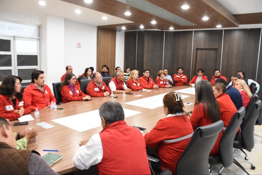MarcoMendoza_B's tweet photo. Cerramos este día desde el @pri_hidalgo_ en reunión con secretarías, sectores y organizaciones, en la que develamos la fotografía de nuestro ex presidente Martín Quezada, un hombre de partido que ha mostrado su lealtad y compromiso con #Hidalgo y con nuestro instituto político. 

#SiHayDeOtra #AquíEstáElPRI