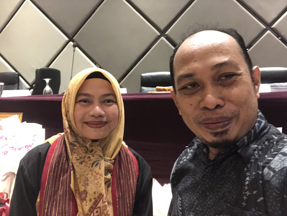 ansharaminullah's tweet photo. Beberapa hari lalu sempat menghadiri promosi doktor mba @titianggraini . Slamat yah mba, semoga ilmunya berkah dunia dan akhirat. Amin amin. https://t.co/hpDJLVB4vE