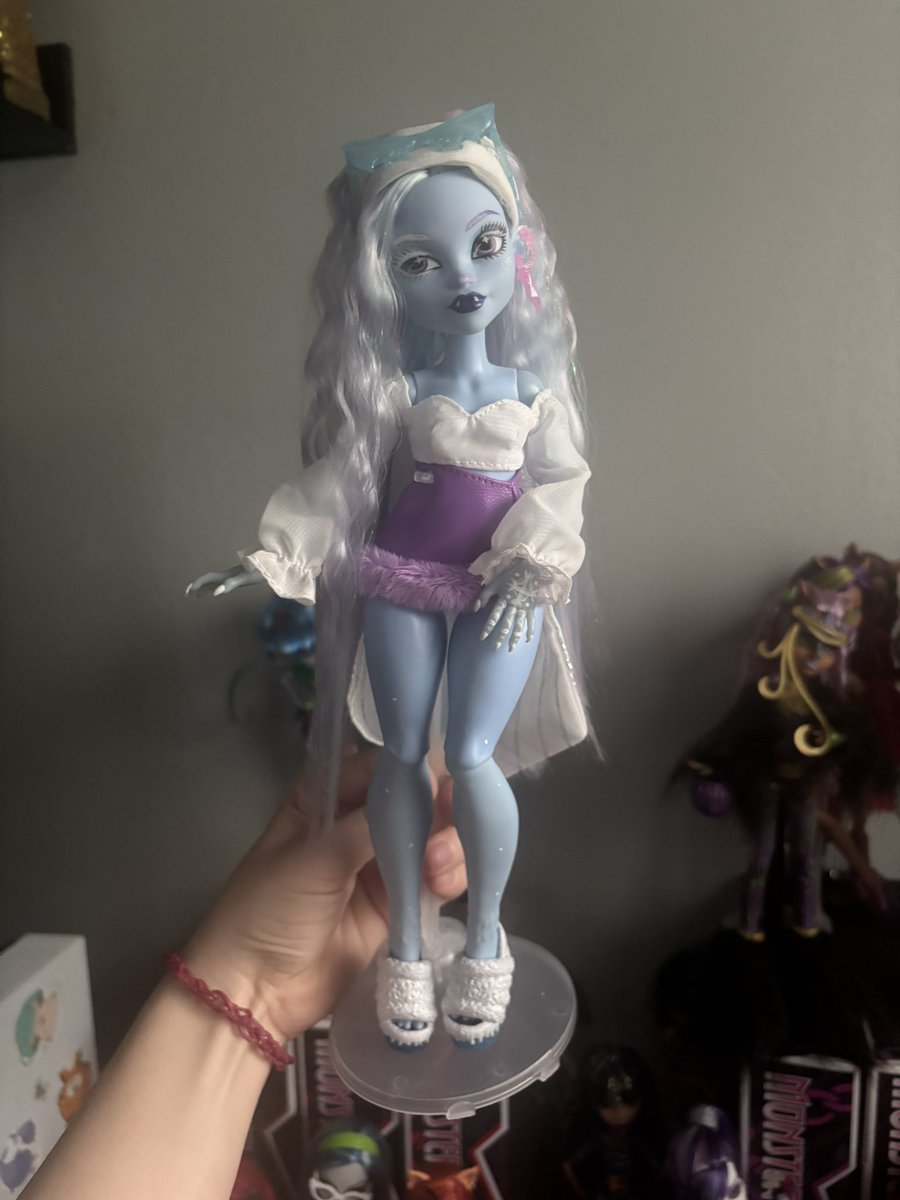 luvsmonsterhigh's tweet photo. @hagulaura idk if you can see it but it happened to mine, BUT this is how it was out of box too😭😭 https://t.co/A6COmKKERA