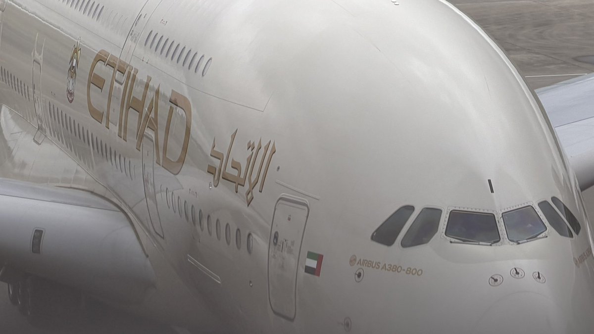 Rei_Shinji01's tweet photo. すげぇ‼︎
エティハドのAirbusA380だ‼︎
初めてみたかも……………周りにいた人達がザワザワしててなんでろう？って思ってフライトレーダーを見たらAirbusA380だ‼︎
しかもパイロット達が身を乗り出して
日本🇯🇵とアラブ首長国連邦🇦🇪の国旗を振ってくれたんですよ‼︎
エティハドのAirbusA380型機が？
日本へ？
ｷﾀ━━━━(ﾟ∀ﾟ)━━━━!!
＃成田空港✈️
#成田国際空港✈️
＃エティハド航空
#AirbusA380_800型機
＃AirbusA380