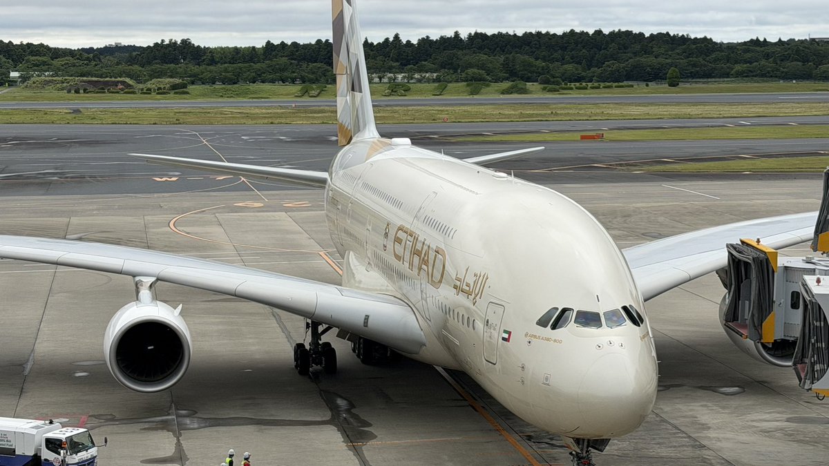 Rei_Shinji01's tweet photo. すげぇ‼︎
エティハドのAirbusA380だ‼︎
初めてみたかも……………周りにいた人達がザワザワしててなんでろう？って思ってフライトレーダーを見たらAirbusA380だ‼︎
しかもパイロット達が身を乗り出して
日本🇯🇵とアラブ首長国連邦🇦🇪の国旗を振ってくれたんですよ‼︎
エティハドのAirbusA380型機が？
日本へ？
ｷﾀ━━━━(ﾟ∀ﾟ)━━━━!!
＃成田空港✈️
#成田国際空港✈️
＃エティハド航空
#AirbusA380_800型機
＃AirbusA380