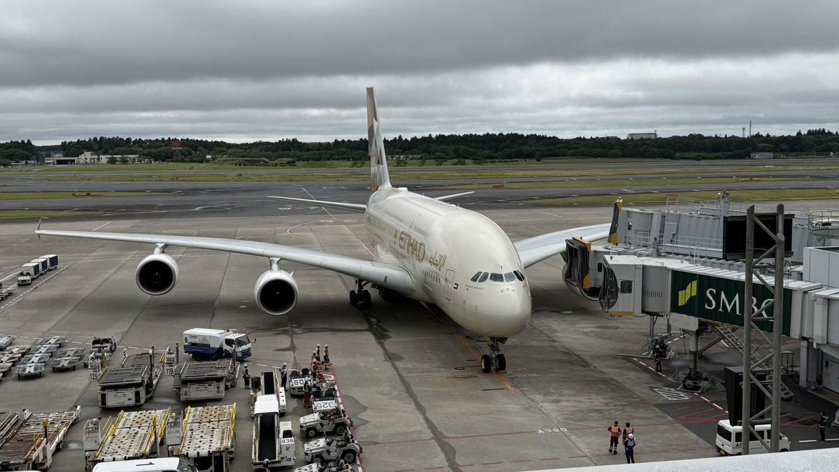 Rei_Shinji01's tweet photo. すげぇ‼︎
エティハドのAirbusA380だ‼︎
初めてみたかも……………周りにいた人達がザワザワしててなんでろう？って思ってフライトレーダーを見たらAirbusA380だ‼︎
しかもパイロット達が身を乗り出して
日本🇯🇵とアラブ首長国連邦🇦🇪の国旗を振ってくれたんですよ‼︎
エティハドのAirbusA380型機が？
日本へ？
ｷﾀ━━━━(ﾟ∀ﾟ)━━━━!!
＃成田空港✈️
#成田国際空港✈️
＃エティハド航空
#AirbusA380_800型機
＃AirbusA380