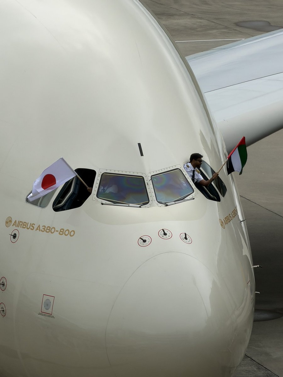 Rei_Shinji01's tweet photo. すげぇ‼︎
エティハドのAirbusA380だ‼︎
初めてみたかも……………周りにいた人達がザワザワしててなんでろう？って思ってフライトレーダーを見たらAirbusA380だ‼︎
しかもパイロット達が身を乗り出して
日本🇯🇵とアラブ首長国連邦🇦🇪の国旗を振ってくれたんですよ‼︎
エティハドのAirbusA380型機が？
日本へ？
ｷﾀ━━━━(ﾟ∀ﾟ)━━━━!!
＃成田空港✈️
#成田国際空港✈️
＃エティハド航空
#AirbusA380_800型機
＃AirbusA380