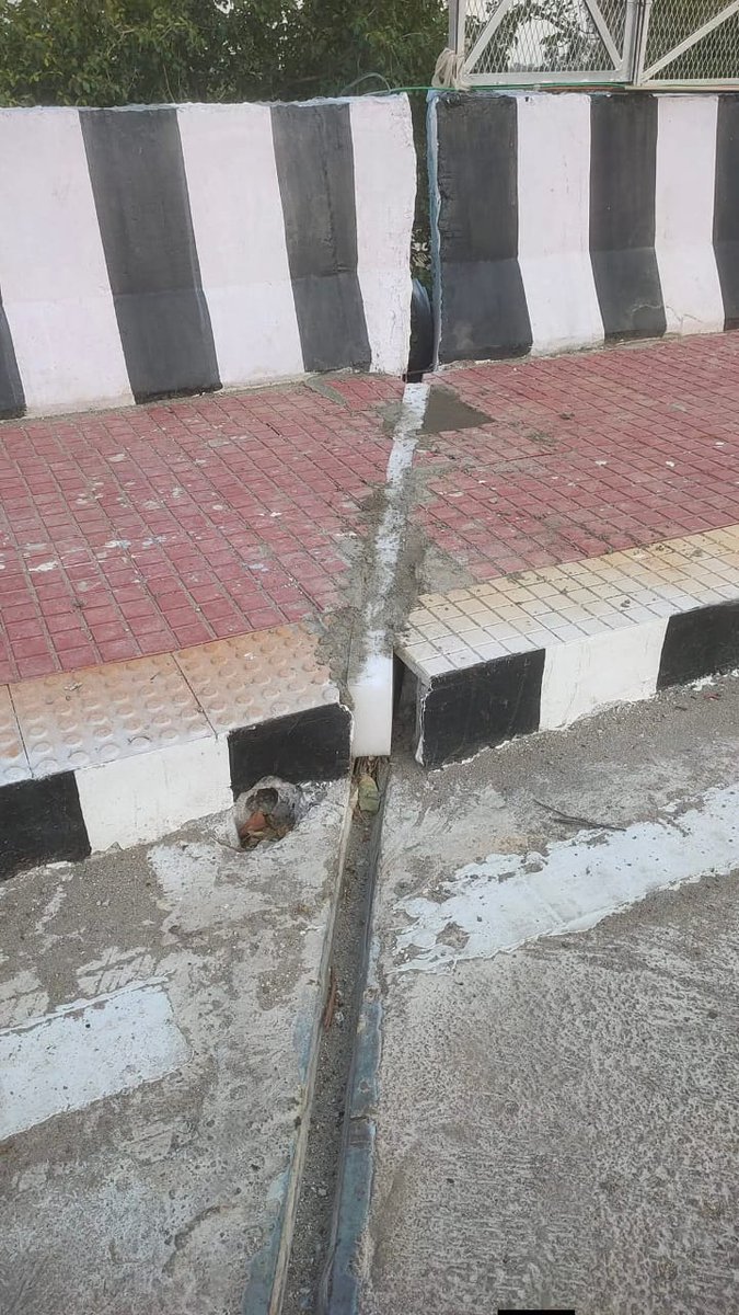 DineshwerAnil's tweet photo. "राजा भोज गर्रा रेलवे ब्रिज में निर्माण में भारी अनियमितता का आरोप लगा है। 13 जून 2026 को उद्घाटन के 4 दिन बाद ही ब्रिज के 8 जॉइंट में थर्माकोल लगाकर सीमेंट से ढकने की बात सामने आई है। स्थानीय लोगों का कहना है कि ये लीपापोती निर्माण की कमियों को छुपाने की गई है। @iChiragPaswan https://t.co/Ubbx2CmH5K