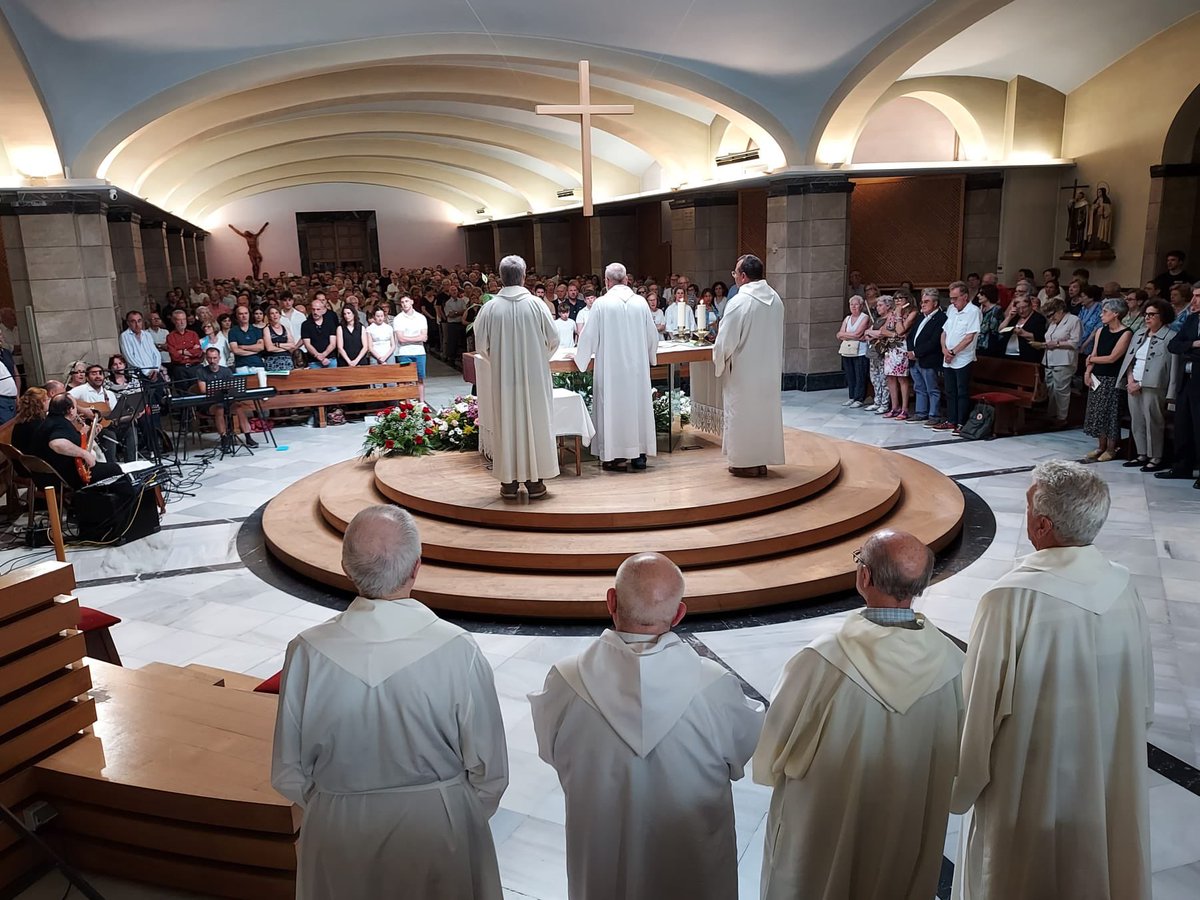 Antoni_Gelonch's tweet photo. Emotiu comiat al Dr. Joan Viñas al Santuari de Santa Teresina de Lleida, en una església plena d gom a gom d’afecte, agraïment i esperança. Salutació dls @CdLleida i testimonis i homilia plens d sentit i d’amor cristià. Q al cel ens hi puguem trobar! DEP. https://t.co/iQJmxmC1jS
