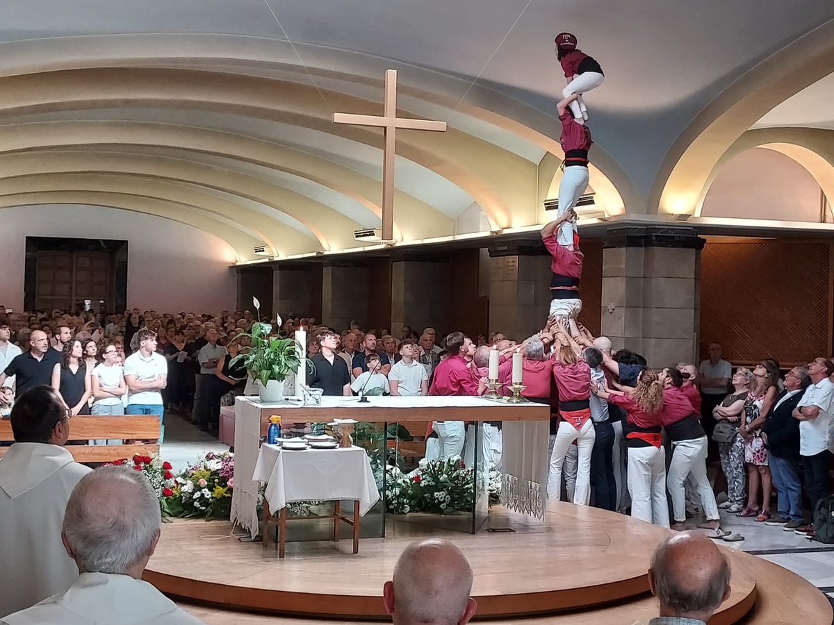 Antoni_Gelonch's tweet photo. Emotiu comiat al Dr. Joan Viñas al Santuari de Santa Teresina de Lleida, en una església plena d gom a gom d’afecte, agraïment i esperança. Salutació dls @CdLleida i testimonis i homilia plens d sentit i d’amor cristià. Q al cel ens hi puguem trobar! DEP. https://t.co/iQJmxmC1jS