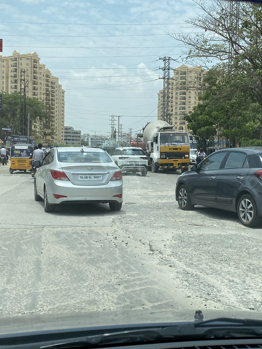 sri23k's tweet photo. #KPHB9thPhaseHitechCityStnRoads సర్, రోడ్స్ మీరు వేస్తారా,చందాలు వేసుకొని మమ్మల్ని వేయమంటారా? మమ్మల్ని అందర్నీ ఆపి సీఎం Convoy ని ఈ రోడ్ మీద పంపిన ఎగురుకుంటూ గెంతుకుంటూ పోయేసరికి 5 నిముషాలు అయినా పట్టుద్ది. ఫుల్ ట్రాఫిక్ జాం అవుతుంది ఈ Stretch వల్ల. @GHMCOnline @revanth_anumula https://t.co/81piL7mWFO