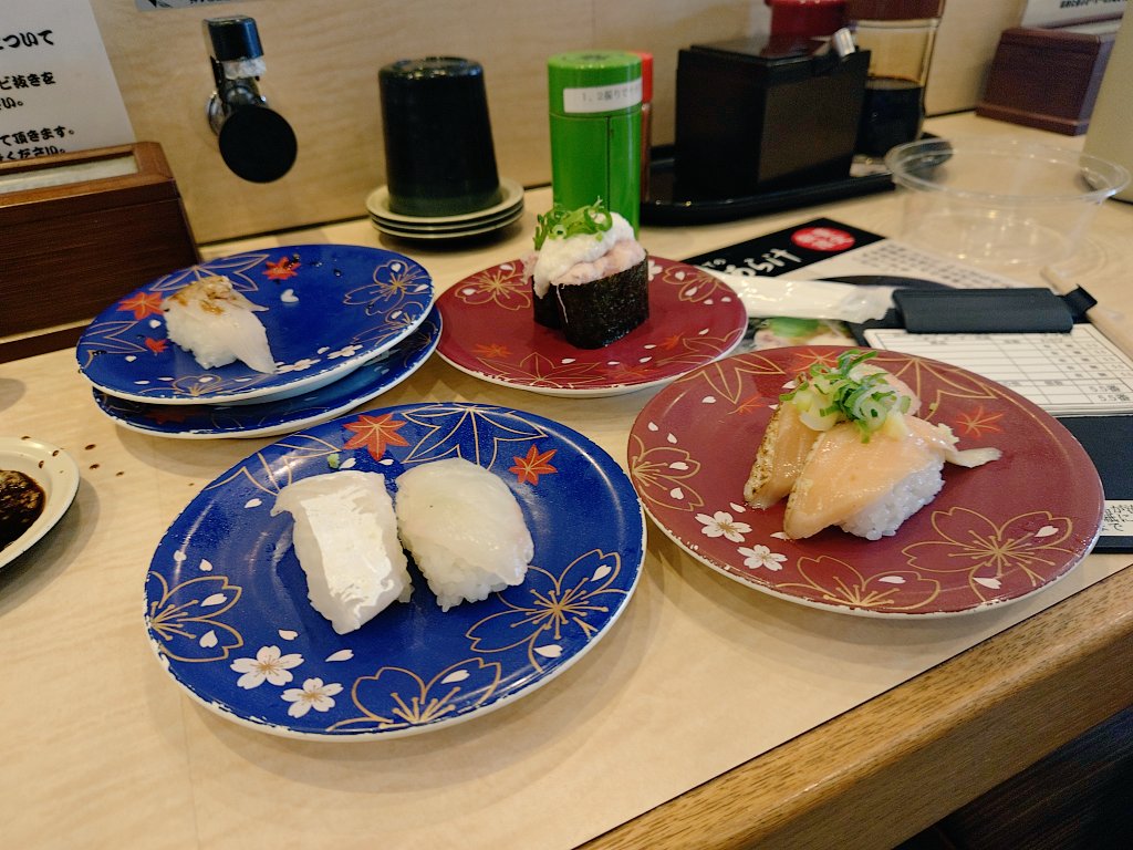 vailow0629's tweet photo. 昼飯で入った回転寿司
値段はそこそこするが身が分厚めに切られててそれ以上に満足感すごい( ≖ᴗ≖​)ﾆﾔｯ

白味噌のあら汁イイネ(((o(*ﾟ▽ﾟ*)o))) https://t.co/WOuUkrzUhd