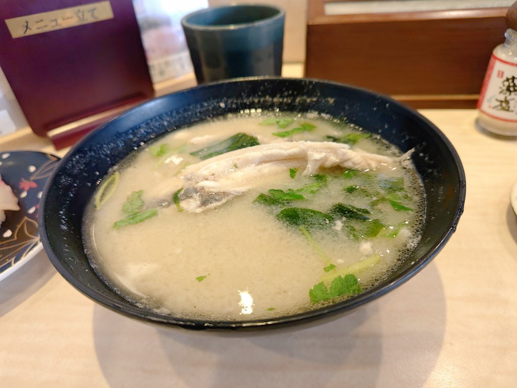 vailow0629's tweet photo. 昼飯で入った回転寿司
値段はそこそこするが身が分厚めに切られててそれ以上に満足感すごい( ≖ᴗ≖​)ﾆﾔｯ

白味噌のあら汁イイネ(((o(*ﾟ▽ﾟ*)o))) https://t.co/WOuUkrzUhd