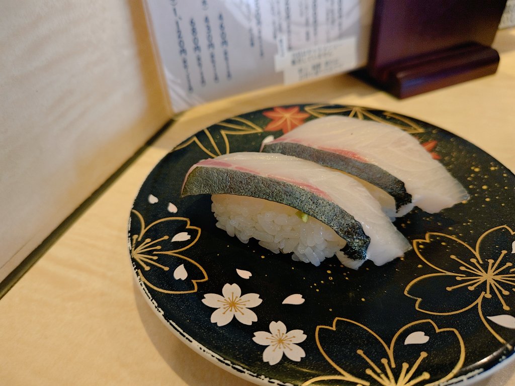 vailow0629's tweet photo. 昼飯で入った回転寿司
値段はそこそこするが身が分厚めに切られててそれ以上に満足感すごい( ≖ᴗ≖​)ﾆﾔｯ

白味噌のあら汁イイネ(((o(*ﾟ▽ﾟ*)o))) https://t.co/WOuUkrzUhd