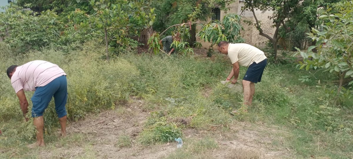fatehpurfire's tweet photo. आज CFO फतेहपुर महोदय द्वारा फायर स्टेशन सदर के समस्त कर्मचारियों को साथ लेकर परिसर की श्रमदान/साफ सफाई कराई गई https://t.co/ciqb4bA0rG