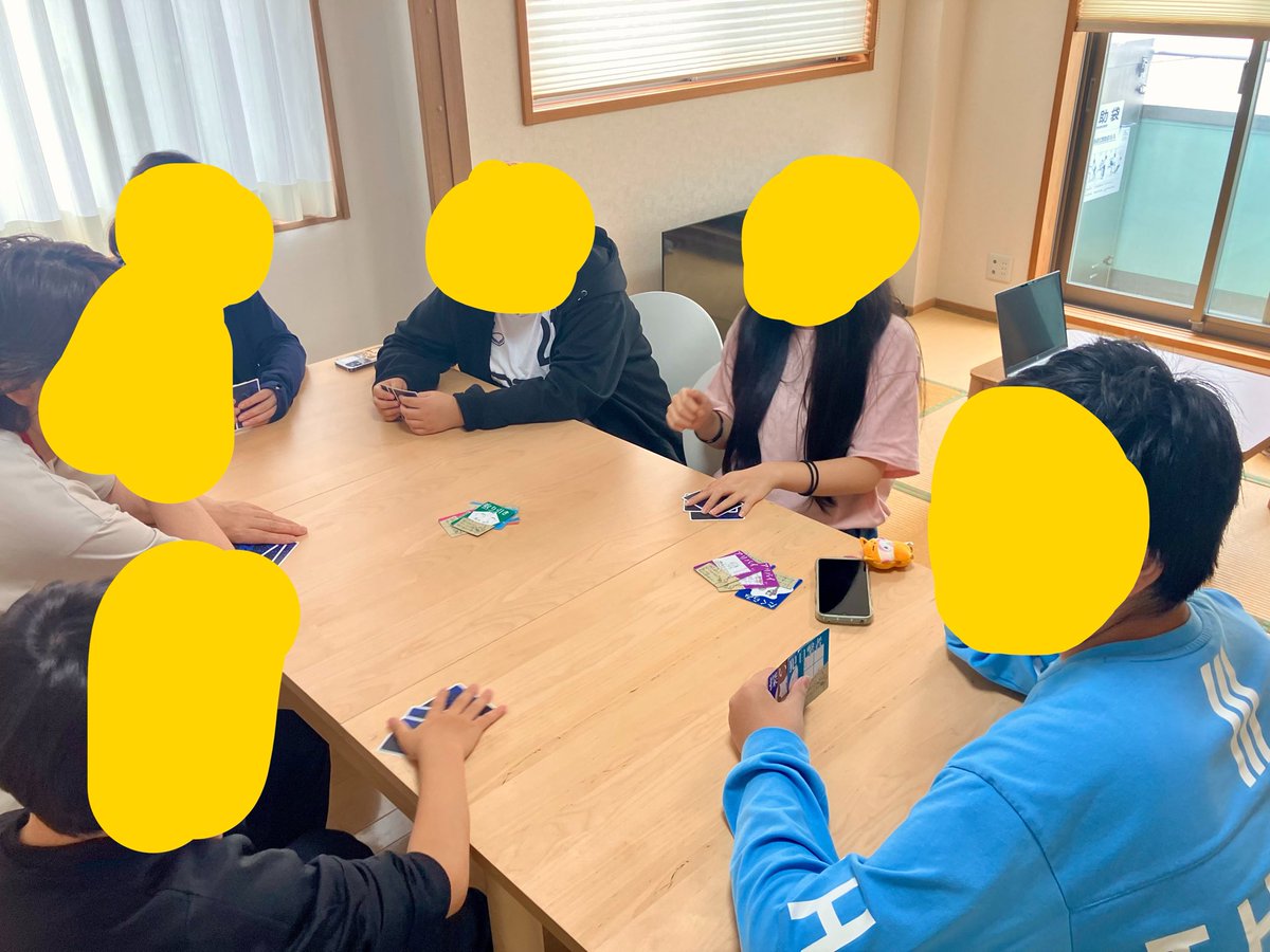 kiitos_base's tweet photo. こんにちは、キートス・ベースです
雨の日はなんとなく気分も憂鬱になりますね☔️
そんな中でも頑張って来所してきた子ども達はみんなでカードゲームなど楽しみました。
自分たちで楽しくなるように盛り上げていくことも大切ですよね♪
みんなで気分上げていきましょう！

#不登校支援　#富士見市 https://t.co/8dQ6q5mI7F