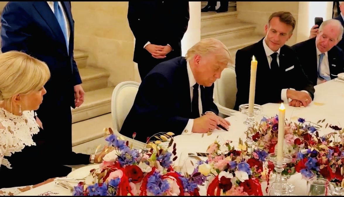 renaudpila's tweet photo. Trump a signé à Versailles le mémorandum sur l’accord avec l’Iran. 

Une scène diffusée en mondovision. Versailles, c’est plus de 7 millions de visiteurs par an. Des recettes importantes pour le pays. 

Comment ceux qui aspirent à gouverner peuvent ne pas comprendre cela ? https://t.co/Xe4F98mrlZ