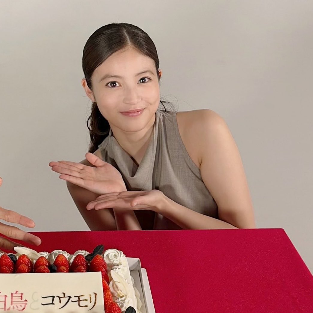 ll99735's tweet photo. わーー！白鳥とコウモリ供給😭😭
美桜ちゃん可愛い〜！！メイキング映像楽しみ🤍
#今田美桜 https://t.co/93Sox0JaIB